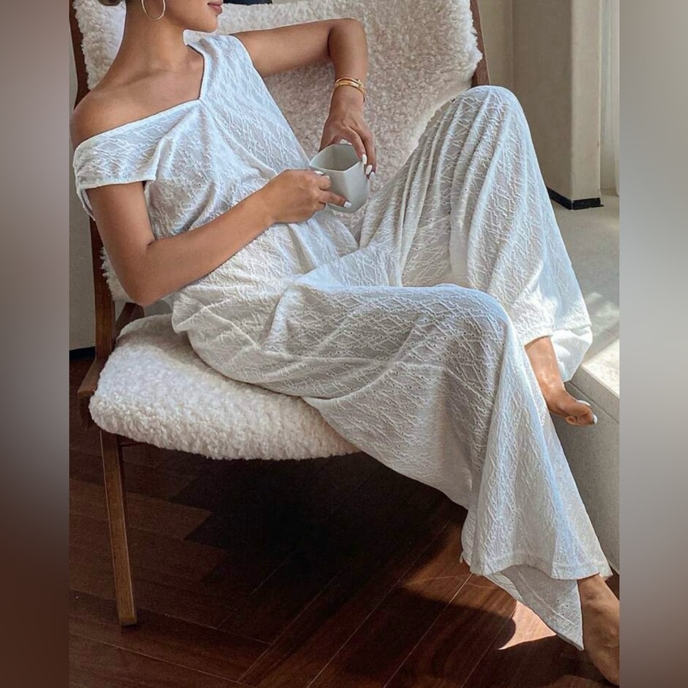 Chic White Sleeveless Jumpsuit with Delicate Details - Picture 5 of 10